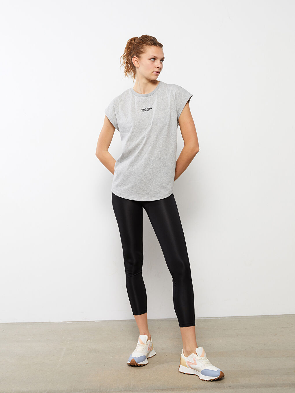 Gri Bisiklet Yaka Nakışlı Kısa Kollu Pamuklu Kadın Tişört