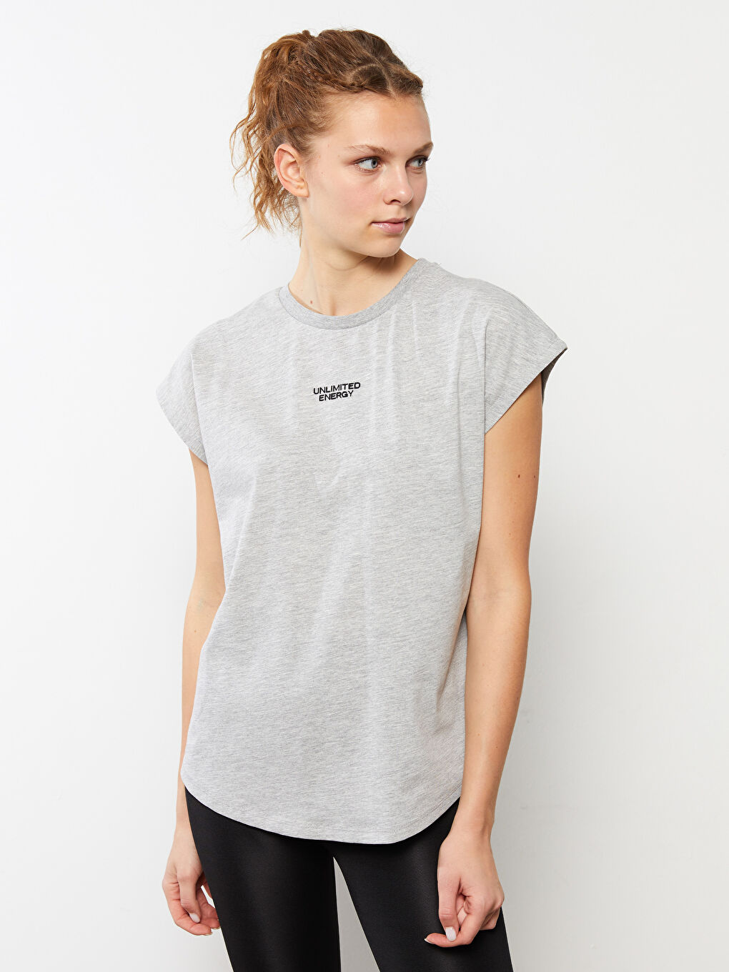 Gri Bisiklet Yaka Nakışlı Kısa Kollu Pamuklu Kadın Tişört-1