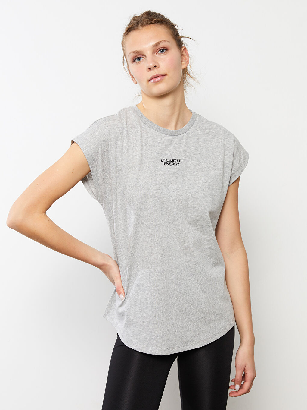 Gri Bisiklet Yaka Nakışlı Kısa Kollu Pamuklu Kadın Tişört-2