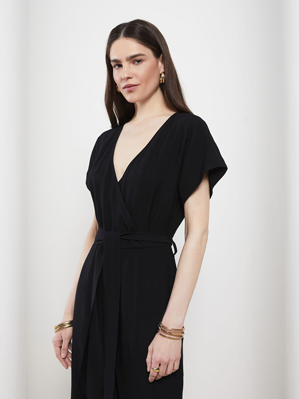 Siyah Kruvaze Yaka Düz Kısa Kollu Kadın Tulum-1