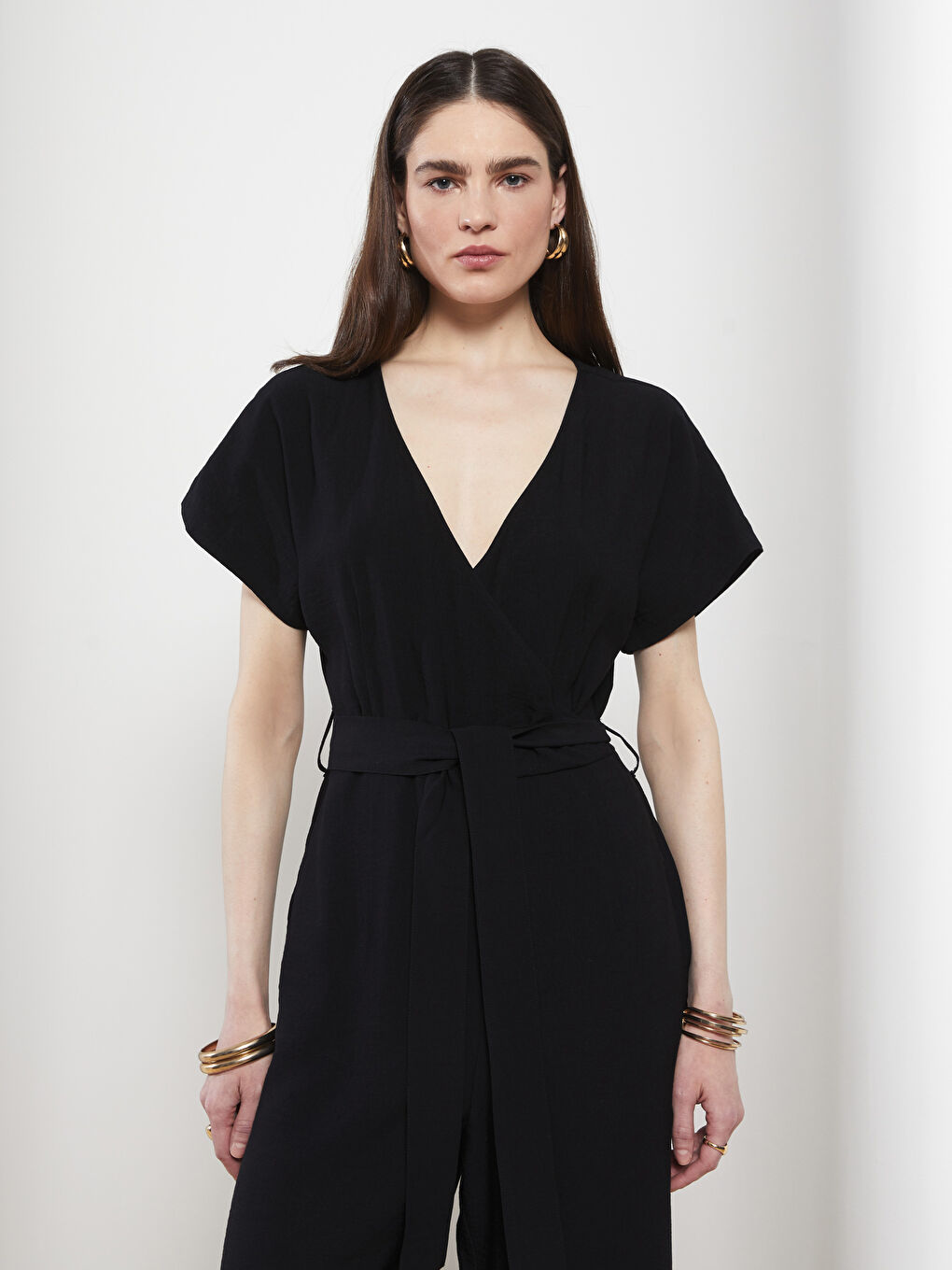 Siyah Kruvaze Yaka Düz Kısa Kollu Kadın Tulum-2