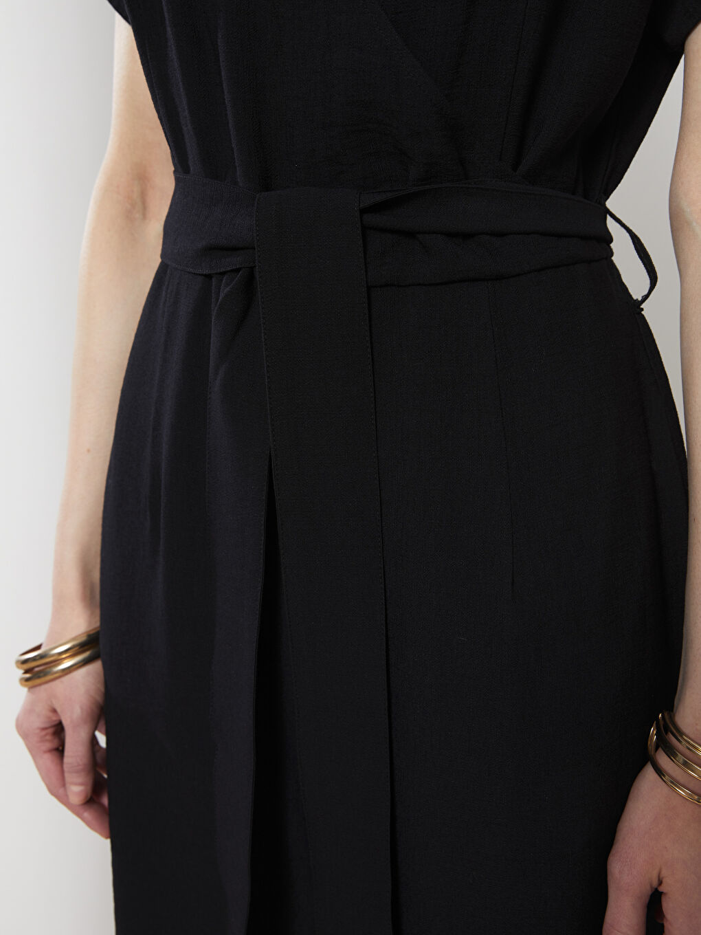 Siyah Kruvaze Yaka Düz Kısa Kollu Kadın Tulum-3