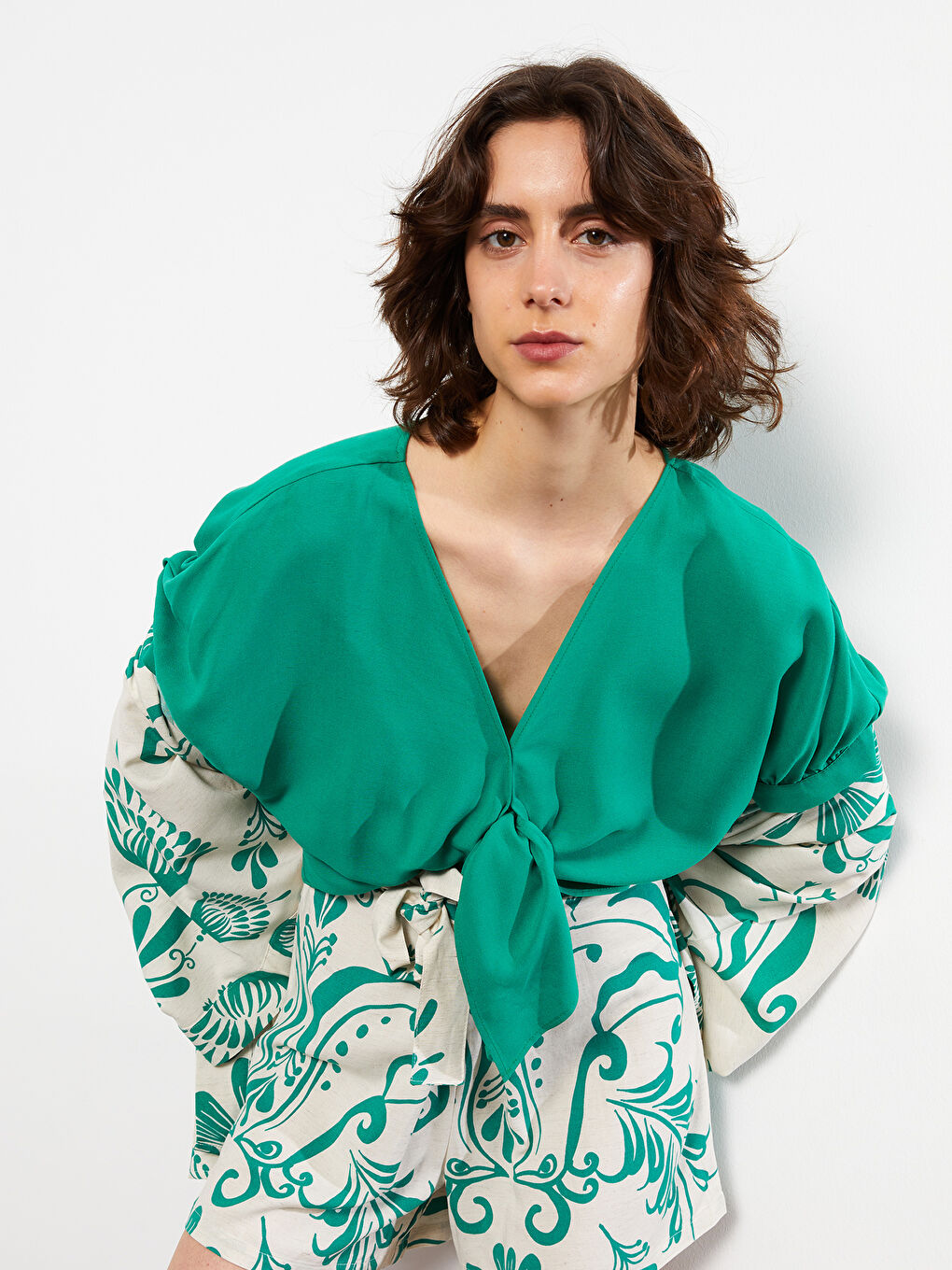 بلوزة ياقة على شكل حرف V كم قصير لمسة كتان للسيدات