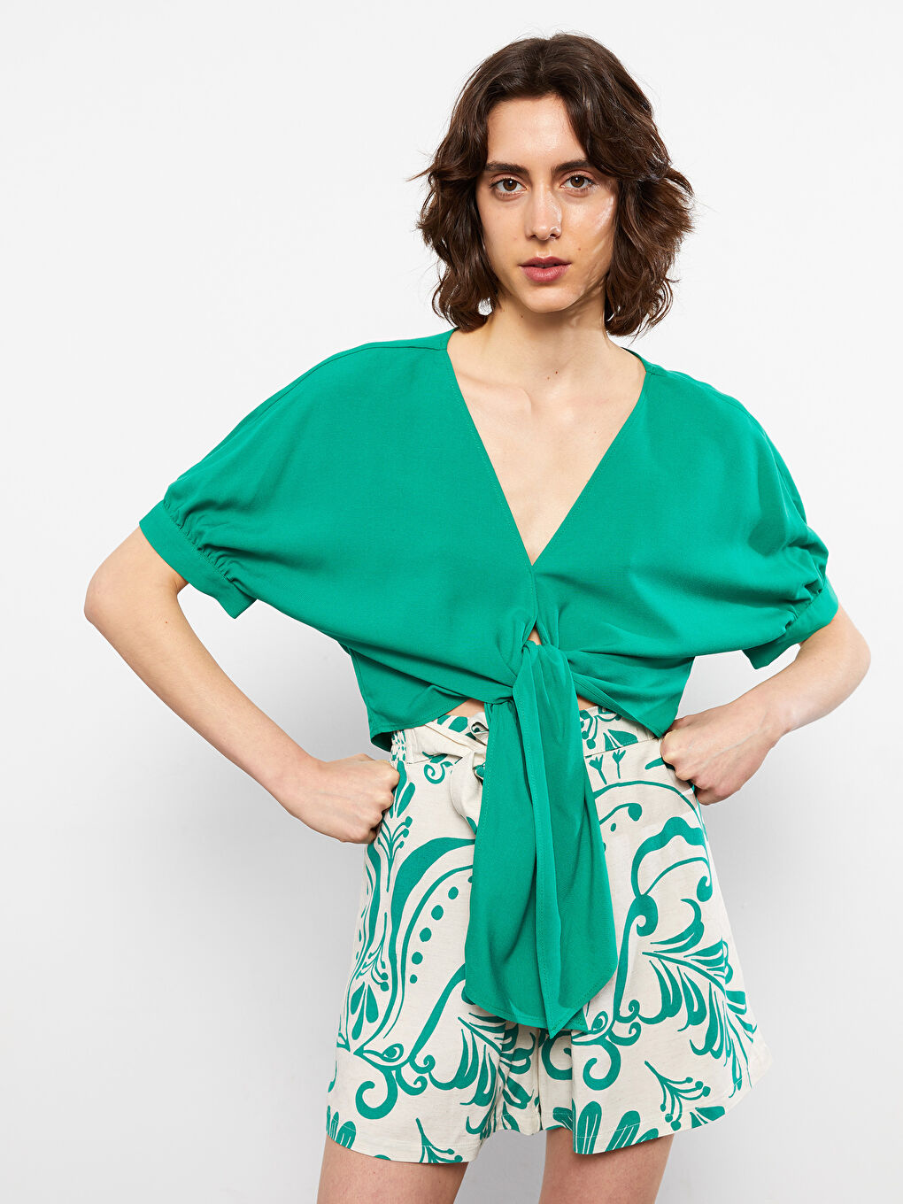 بلوزة ياقة على شكل حرف V كم قصير لمسة كتان للسيدات-1