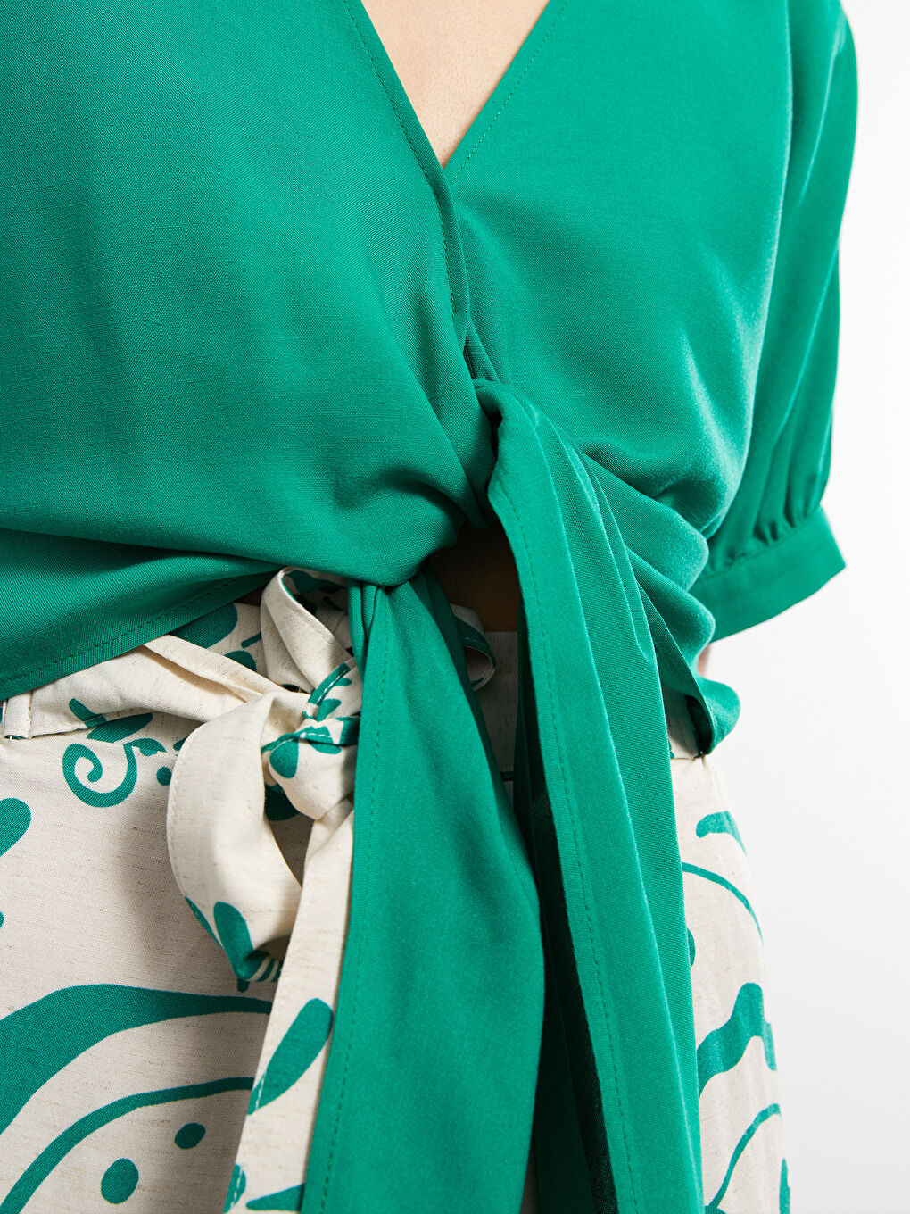 بلوزة ياقة على شكل حرف V كم قصير لمسة كتان للسيدات-3