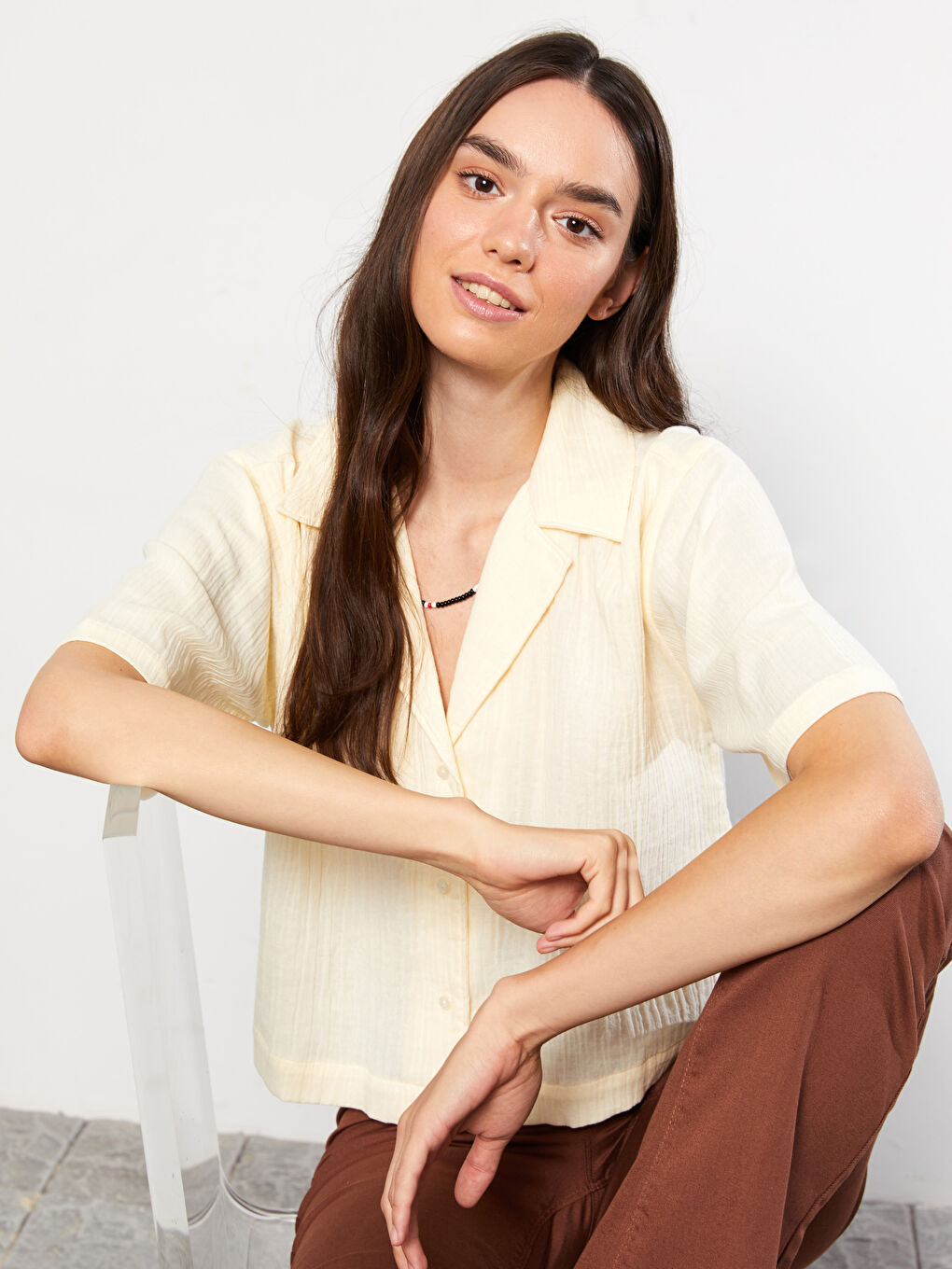 Муслиновая женская рубашка с коротким рукавом и застежкой спереди на пуговицах