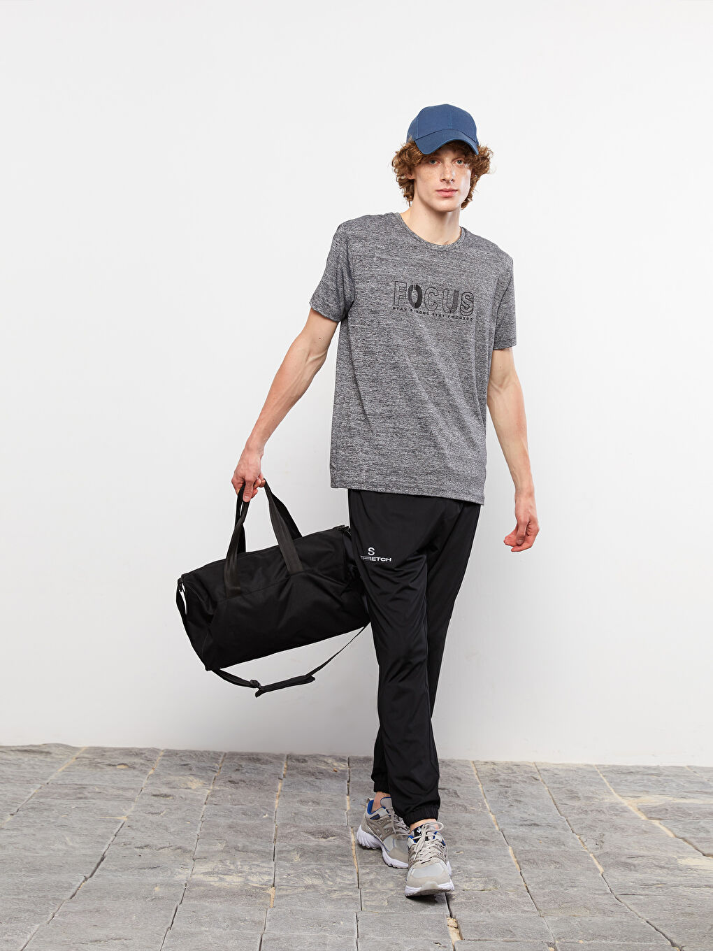 Gri Bisiklet Yaka Kısa Kollu Baskılı Erkek Tişört-1