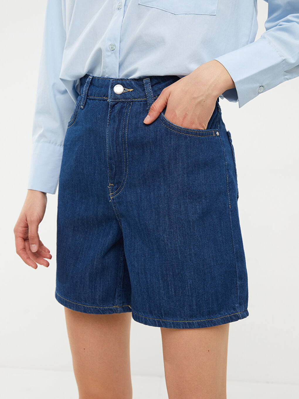 Standard Fit Straight Pocket Detailed Women's Rodeo Jean Shorts -S2IV34Z8-309