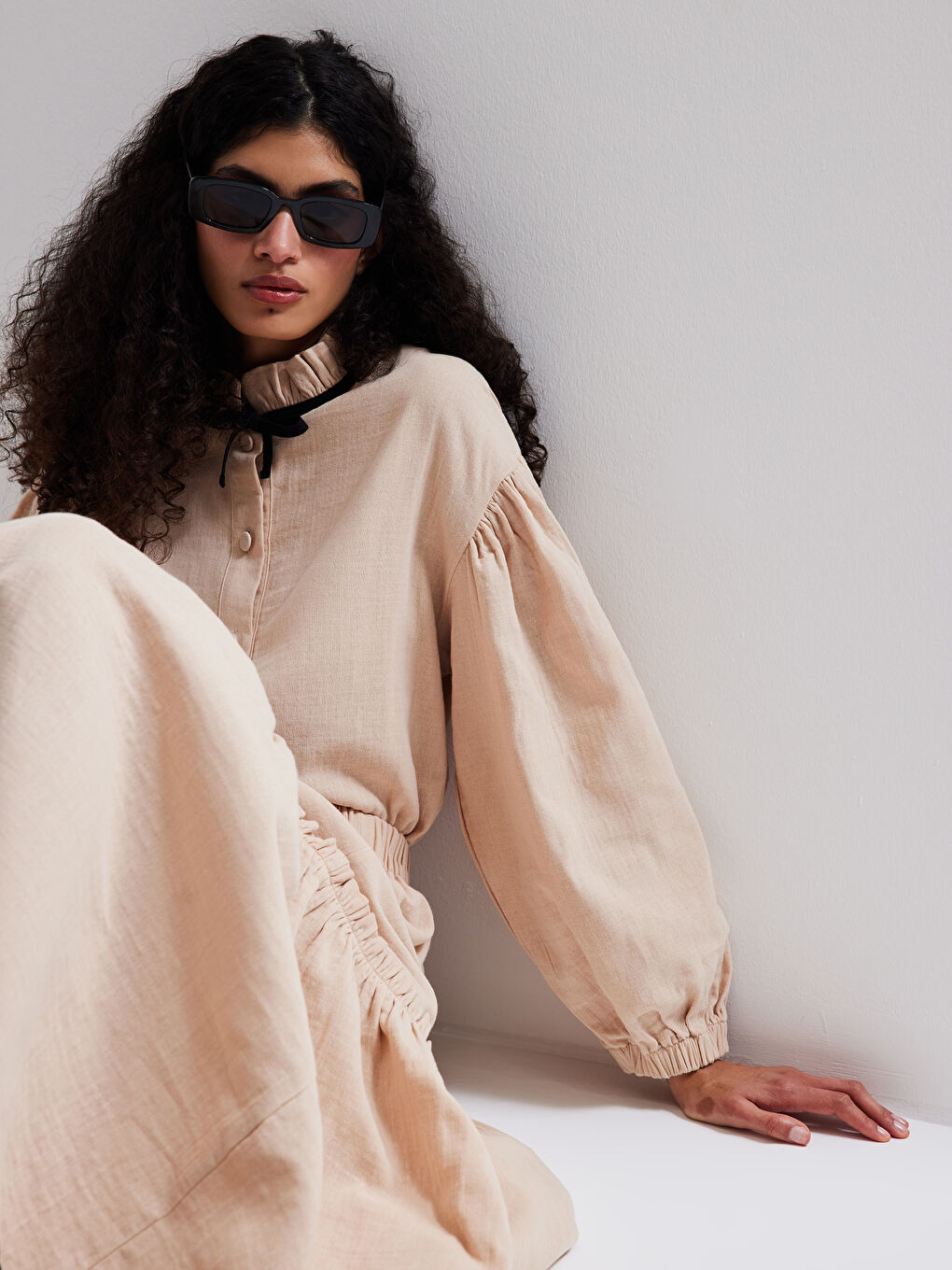 Cămașă de Damă din Muselină Supradimensionată cu Guler Înalt Volănașe și Mâneci Lungi Drepte