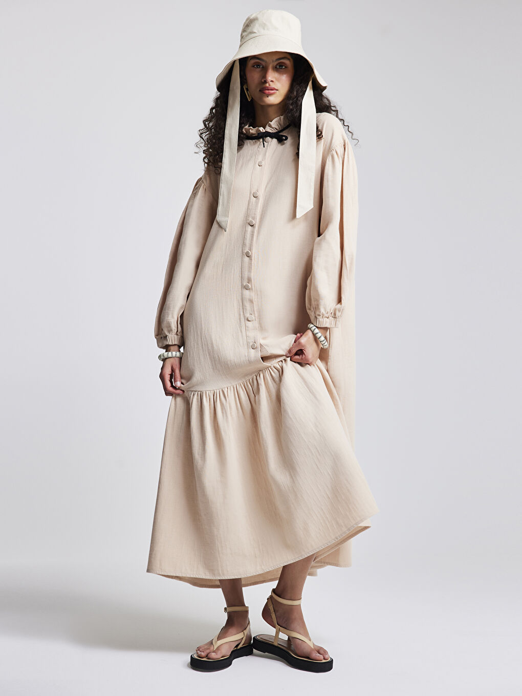 Bej Fırfırlı Dik Yaka Düz Uzun Kollu Kadın Elbise