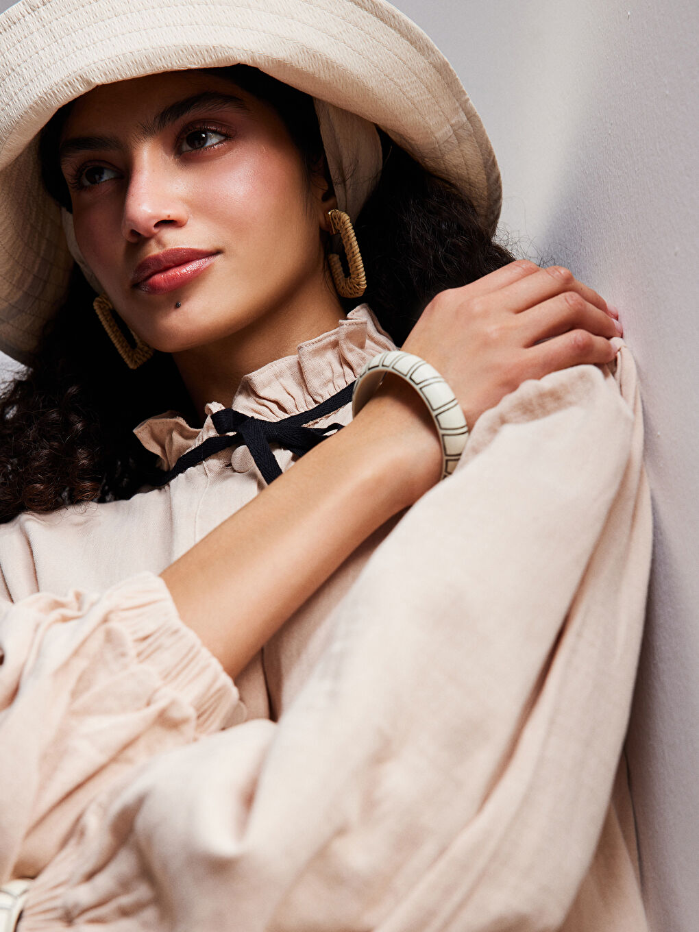 Bej Fırfırlı Dik Yaka Düz Uzun Kollu Kadın Elbise-1