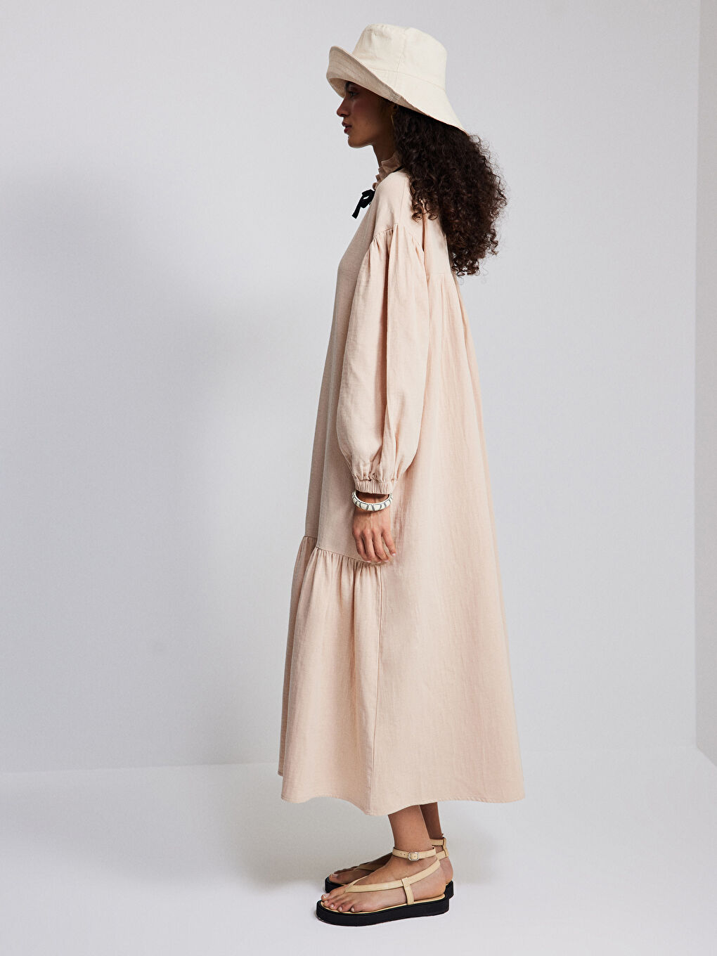 Bej Fırfırlı Dik Yaka Düz Uzun Kollu Kadın Elbise-3