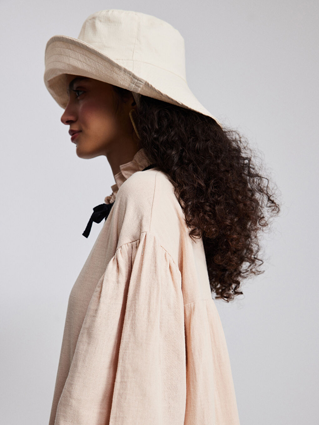 Bej Fırfırlı Dik Yaka Düz Uzun Kollu Kadın Elbise-4