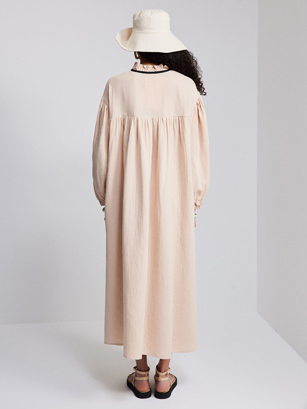 Bej Fırfırlı Dik Yaka Düz Uzun Kollu Kadın Elbise-5