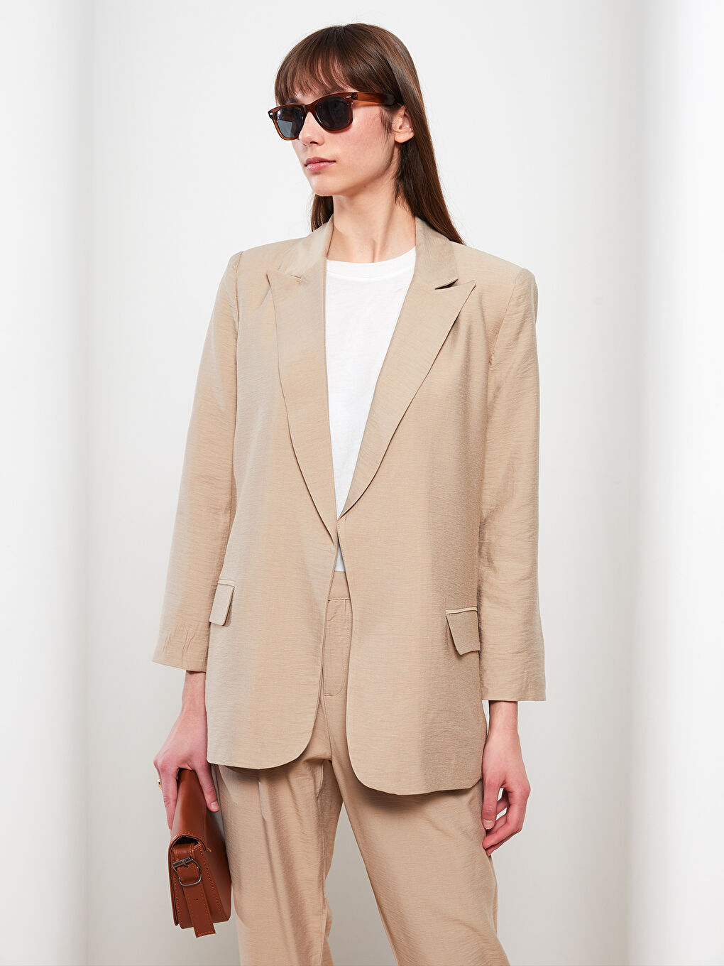 جاكيت للسيدات بأزرار أمامية وكم طويل مستقيم