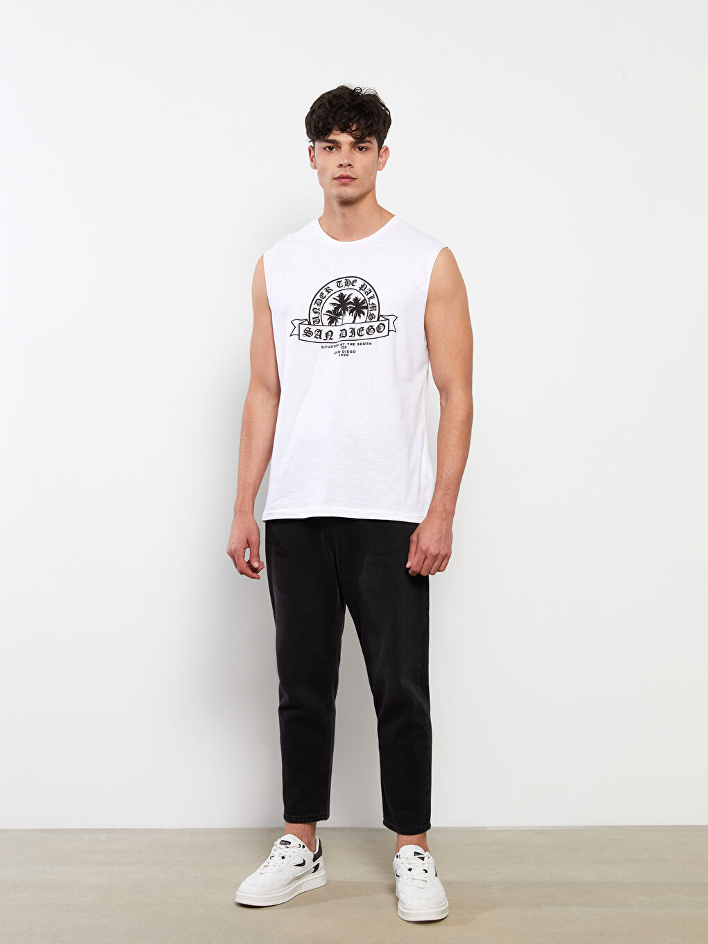 Beyaz Bisiklet Yaka Baskılı Penye Erkek Kolsuz Tişört-1