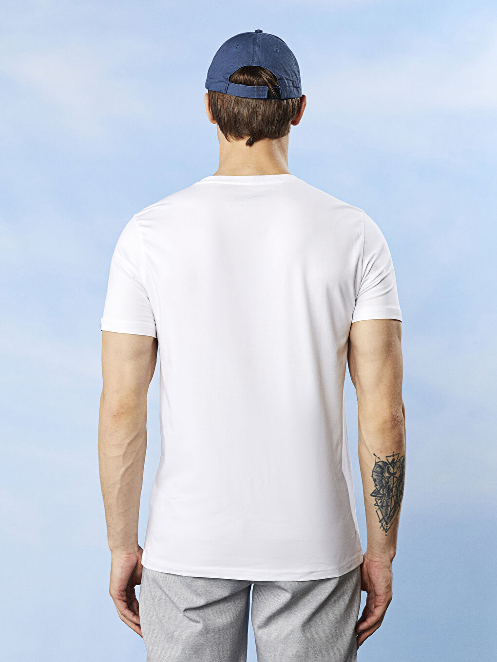 Beyaz V Yaka Kısa Kollu Basic Penye Erkek Tişört-2