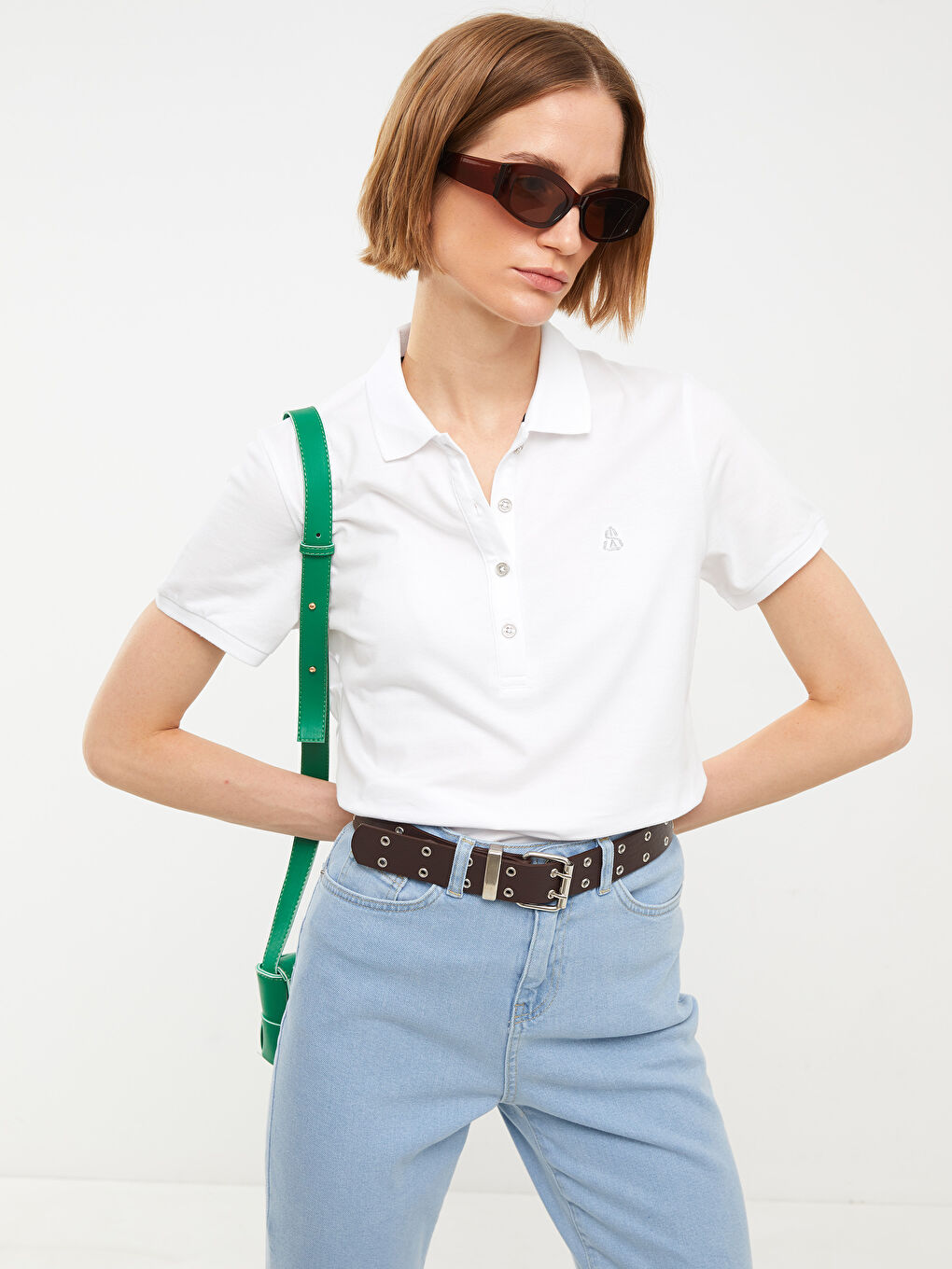 Beyaz Polo Yaka Nakışlı Kısa Kollu Kadın Tişört-1