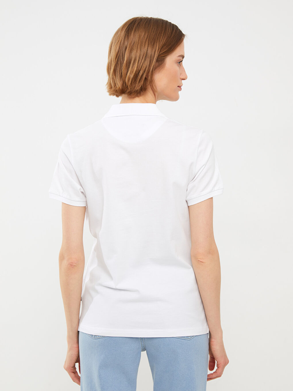 Beyaz Polo Yaka Nakışlı Kısa Kollu Kadın Tişört-4