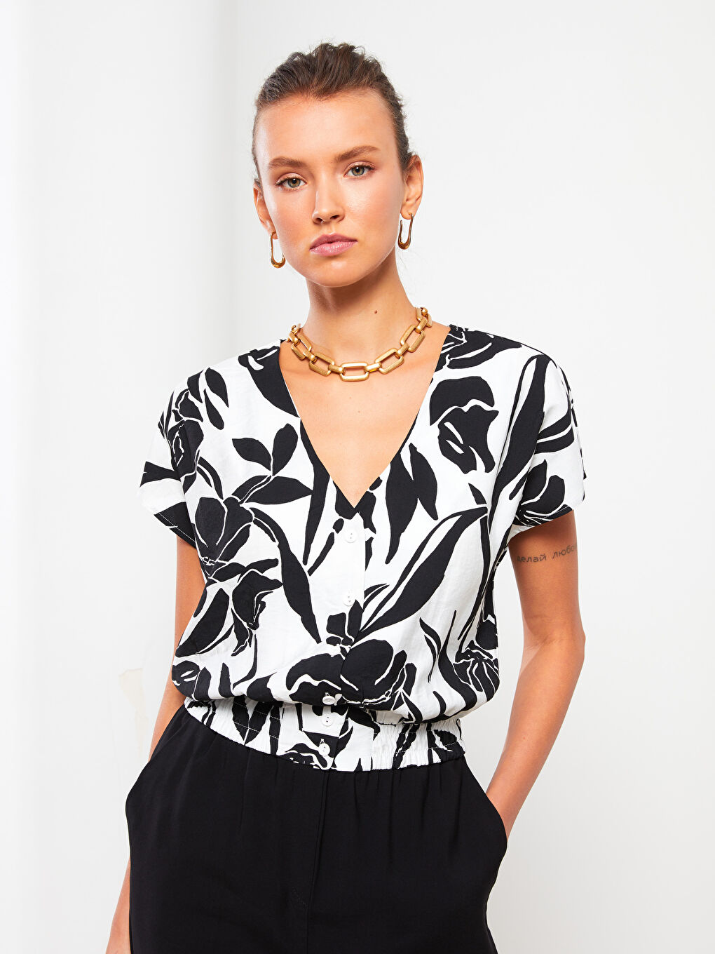 V-Neck Patterned Short Sleeve Crop Women's Blouse