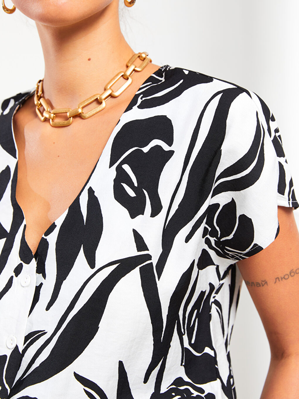 V-Neck Patterned Short Sleeve Crop Women's Blouse-3