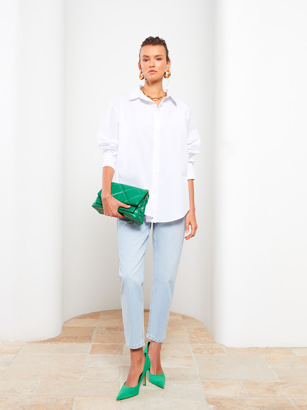 Beyaz Önden Düğme Kapamalı Düz Uzun Kollu Poplin Kadın Gömlek