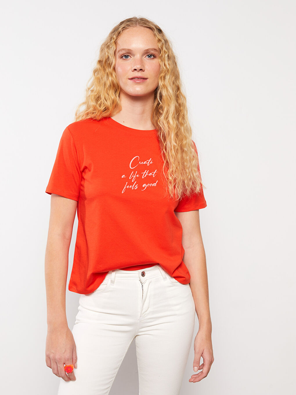 Әйелдерге арналған дөңгелек жағалы әріп принтті қысқа жең трикотаж футболка-1