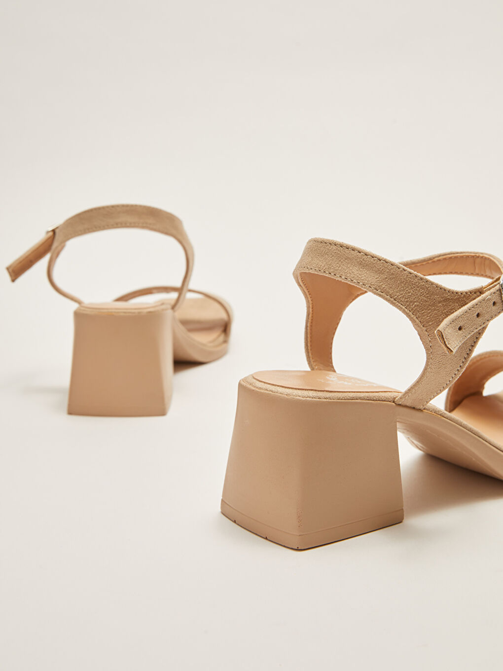 أحذية بكعب عالٍ من جلد الغزال بحزام واحد للسيدات-4