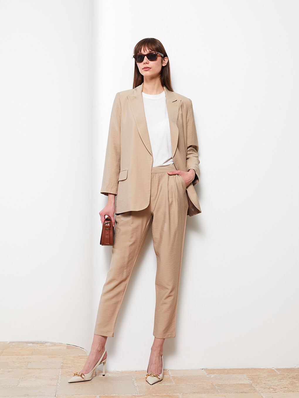 Bej Rahat Kalıp Düz Cep Detaylı Kadın Pantolon