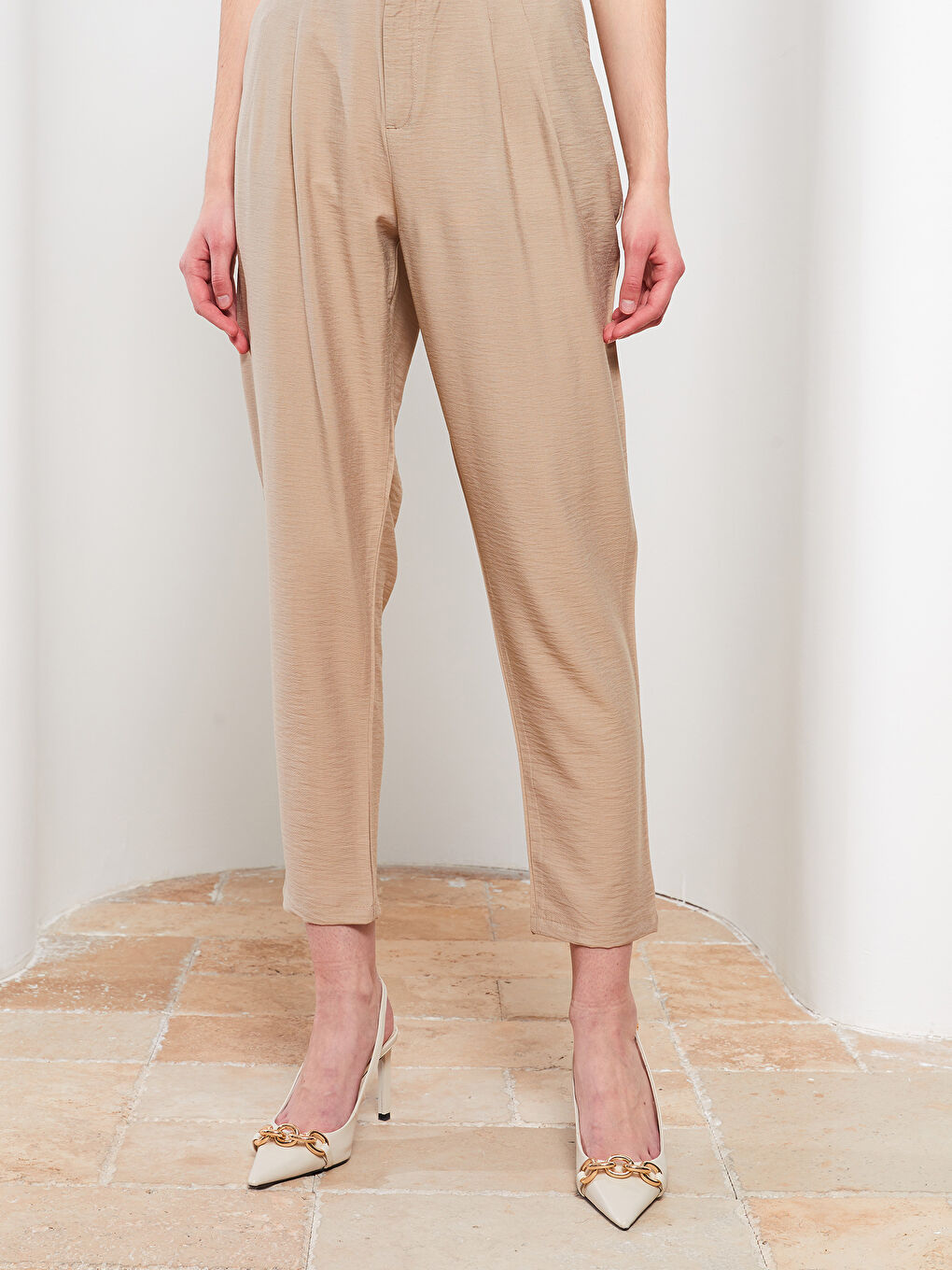 Bej Rahat Kalıp Düz Cep Detaylı Kadın Pantolon-2