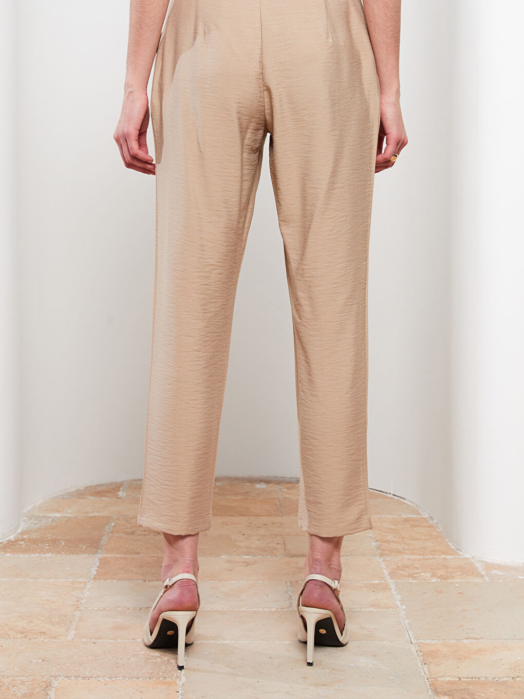 Bej Rahat Kalıp Düz Cep Detaylı Kadın Pantolon-3