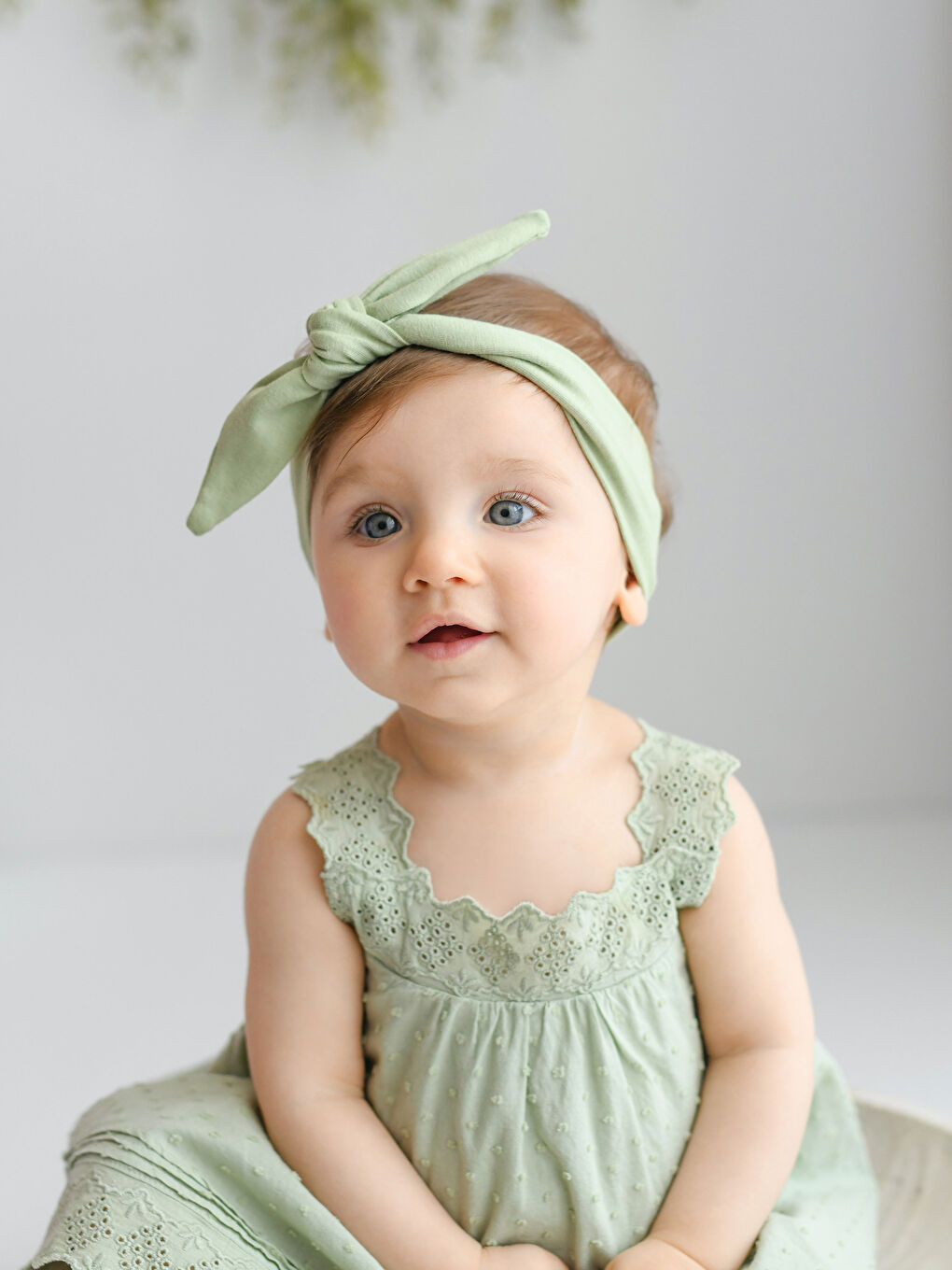 Yeşil Kare Yaka Askılı Kendinden Desenli Kız Bebek Elbise-1