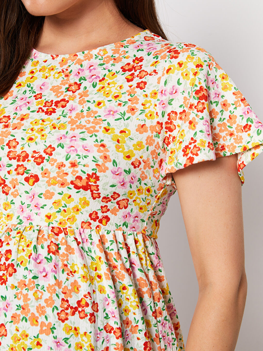 Crew Neck Floral Short Sleeve Crinkled Maternity Dress-3