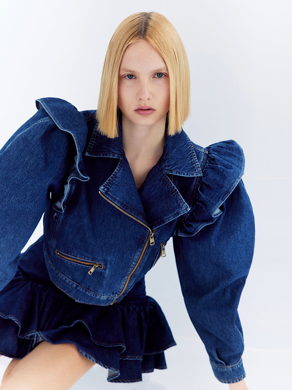 سترة جينز نسائية بياقة بايكر بأكمام منتفخة وتفاصيل كشكشة بسحاب-2