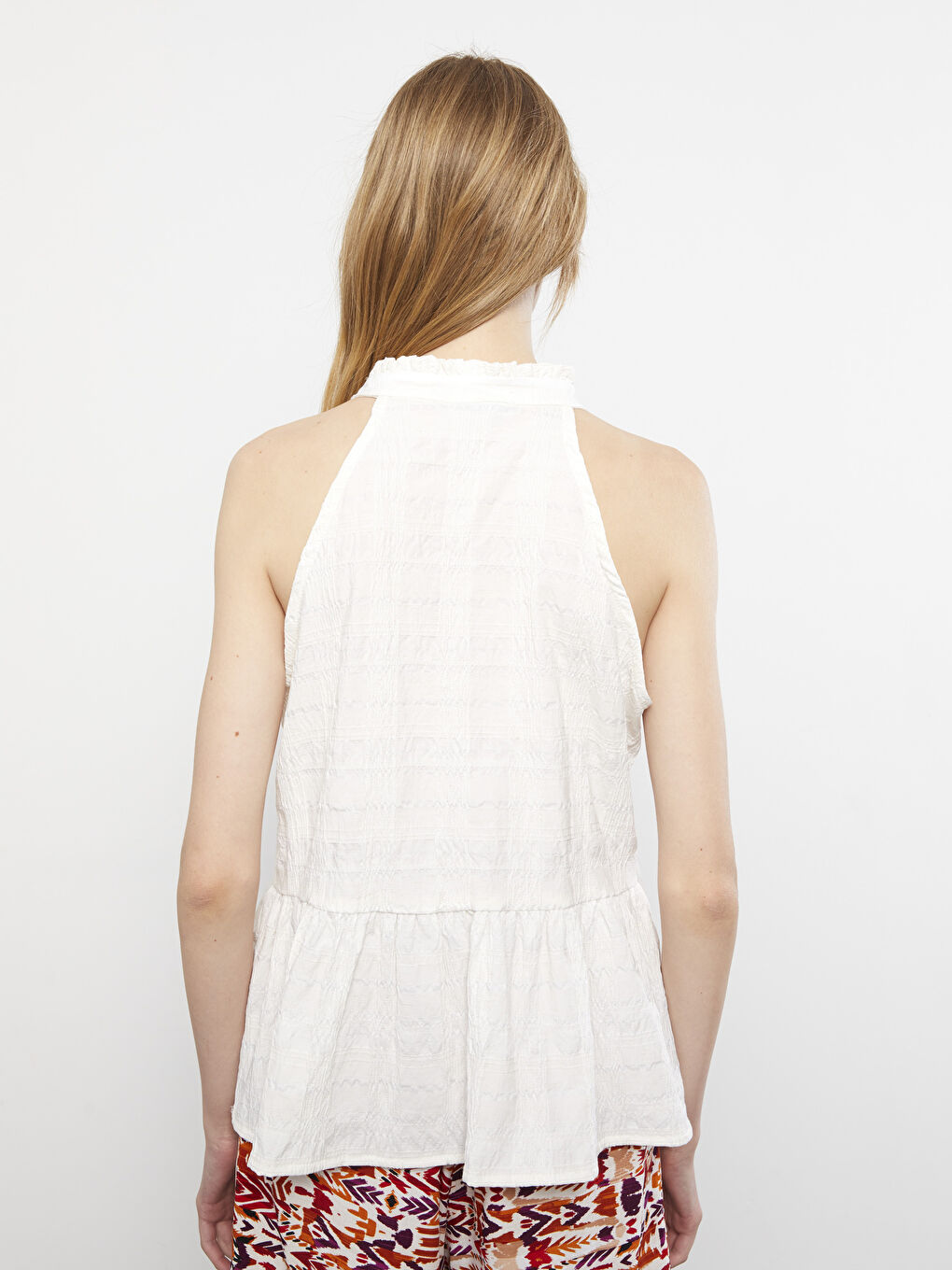 Әйелдерге арналған кең мойын өрнексіз жеңсіз блузка-4