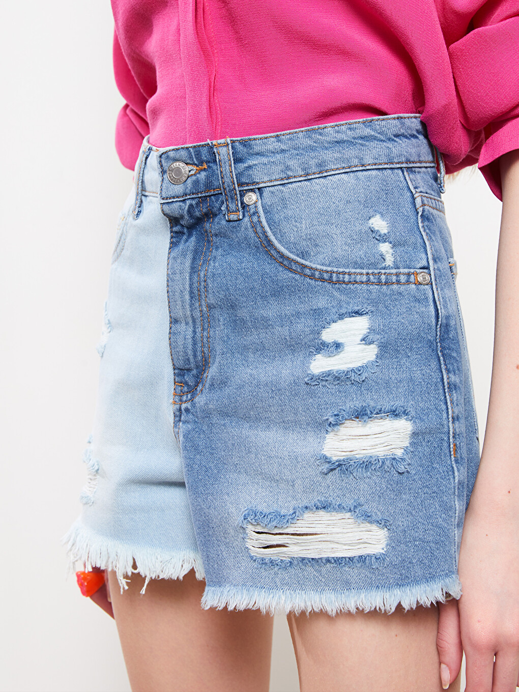 İndigo Yüksek Bel Mom Fit Renk Bloklu Yırtık Detaylı Kadın Rodeo Jean Şort-3