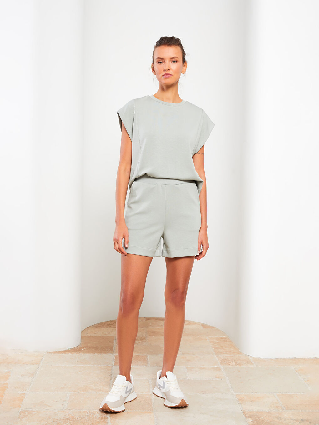 Yeşil Beli Lastikli Düz Cep Detaylı Kadın Şort-1