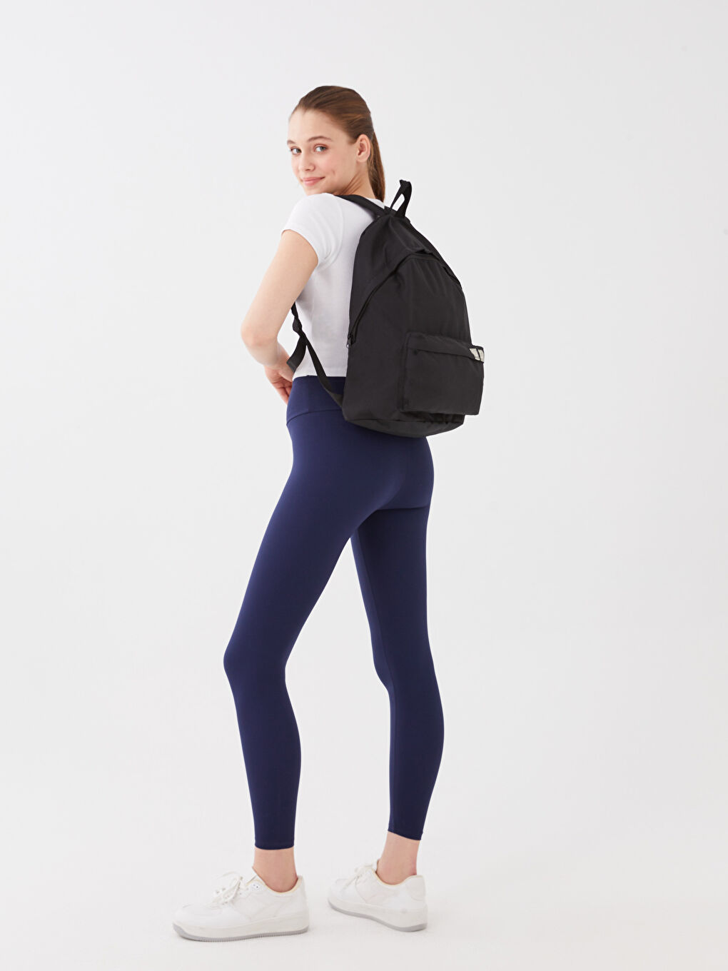 Siyah Etiket Detaylı Kadın Sırt Çantası-1