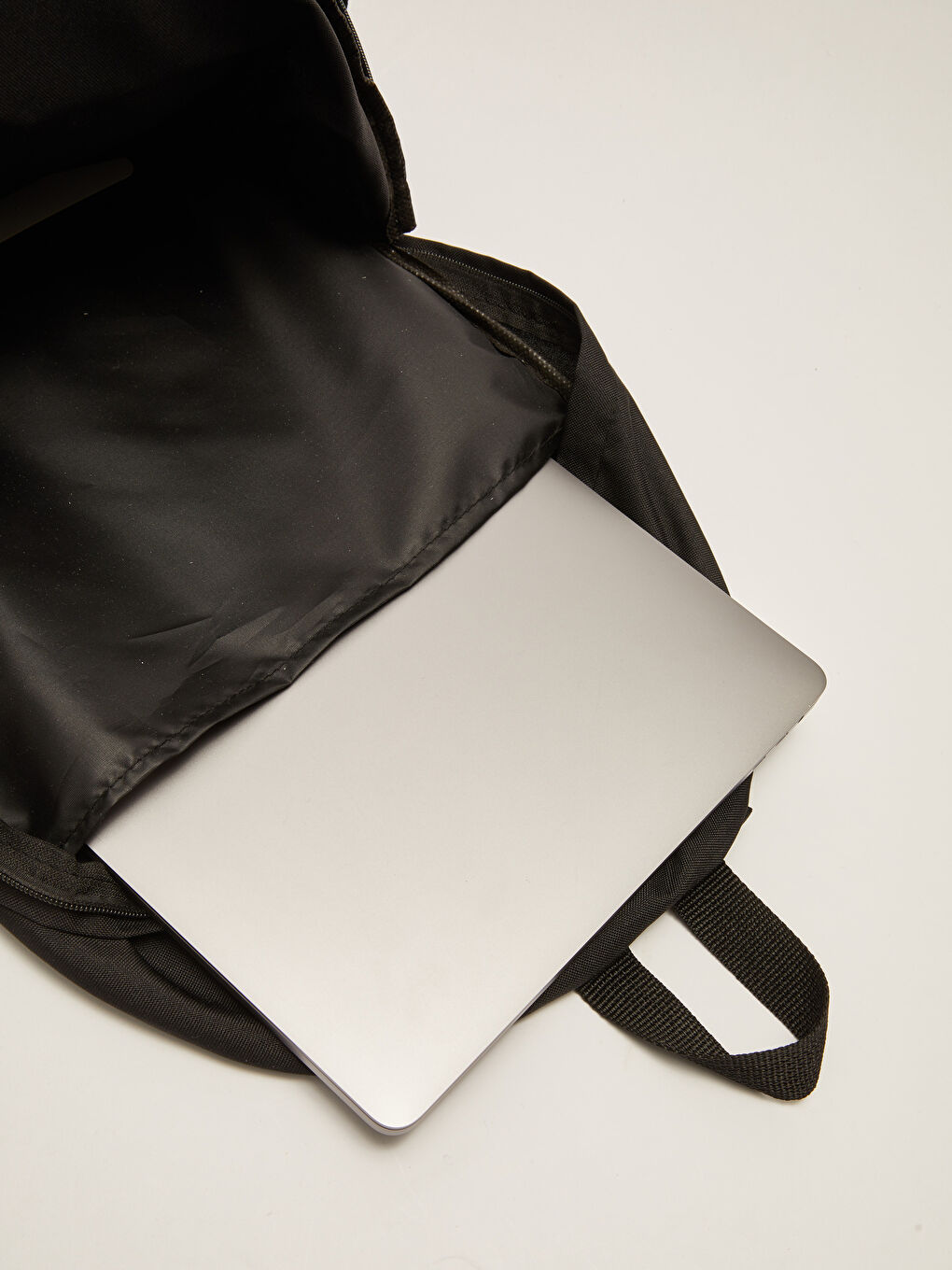 Siyah Etiket Detaylı Kadın Sırt Çantası-5