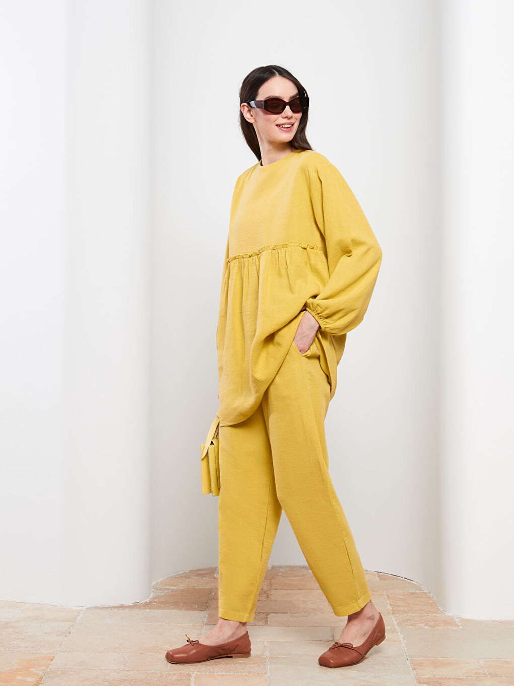 Sarı Beli Lastikli Rahat Kalıp Düz Müslin Kumaş Kadın Pantolon-1