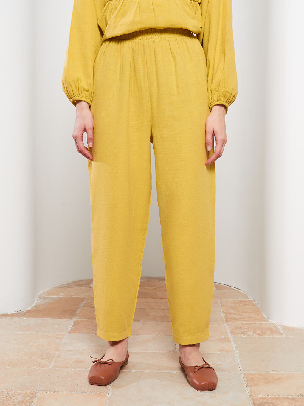 Sarı Beli Lastikli Rahat Kalıp Düz Müslin Kumaş Kadın Pantolon-3