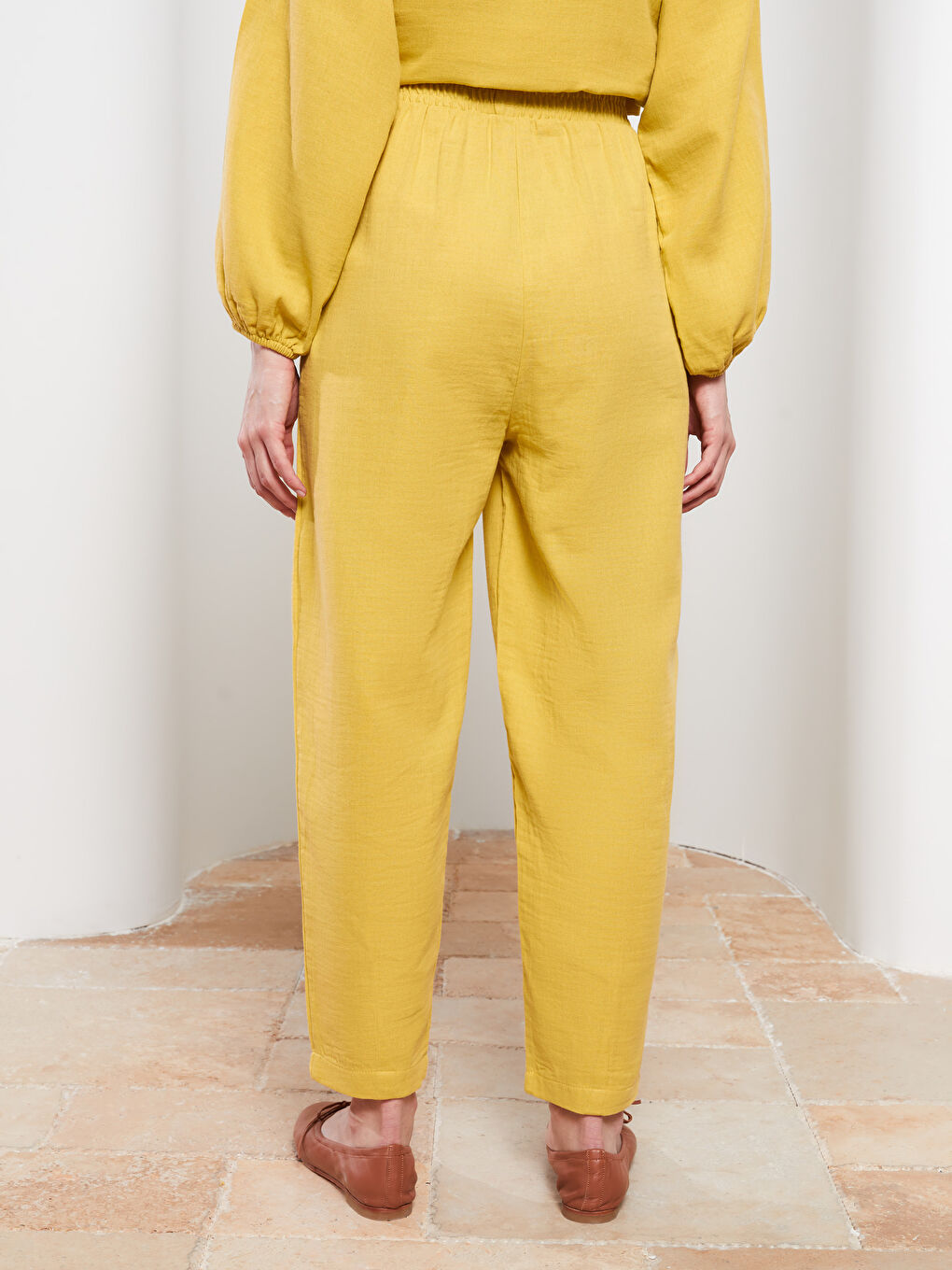 Sarı Beli Lastikli Rahat Kalıp Düz Müslin Kumaş Kadın Pantolon-4