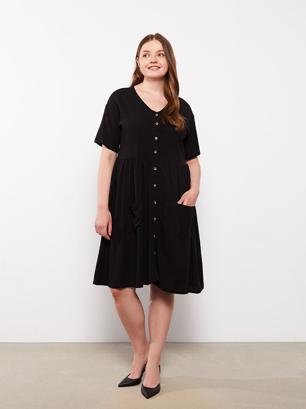 Siyah Büyük Beden V Yaka Düz Kısa Kollu Kadın Elbise-1
