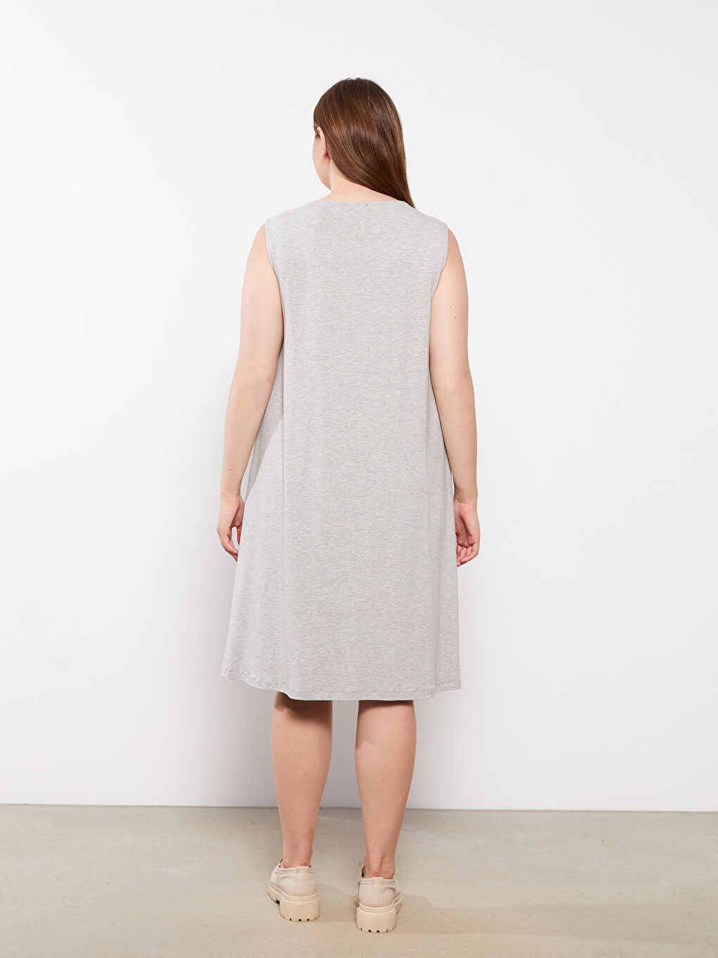 فستان مستقيم بدون أكمام برقبة دائرية بمقاسات كبيرة للسيدات-9