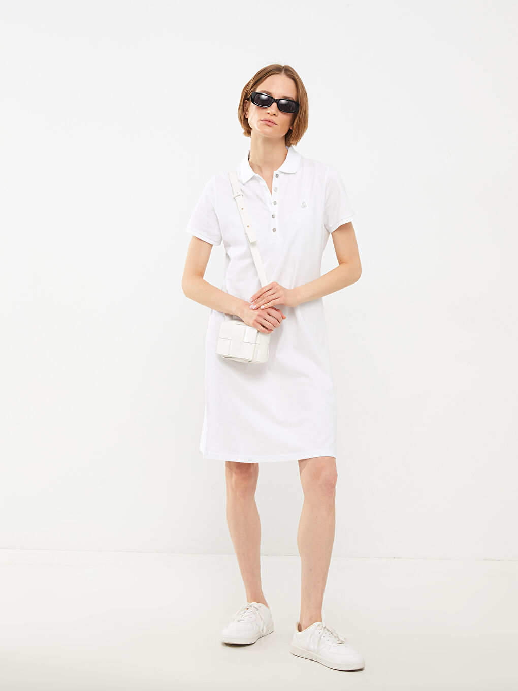 Beyaz Polo Yaka Nakışlı Kısa Kollu Pamuklu Kadın Elbise