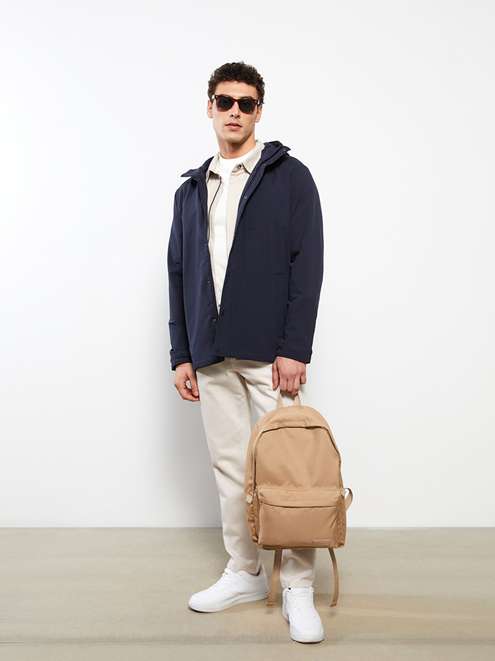 شنطة ظهر رجالي مطبوعة بملصق مع مكان مخصص لللابتوب-1