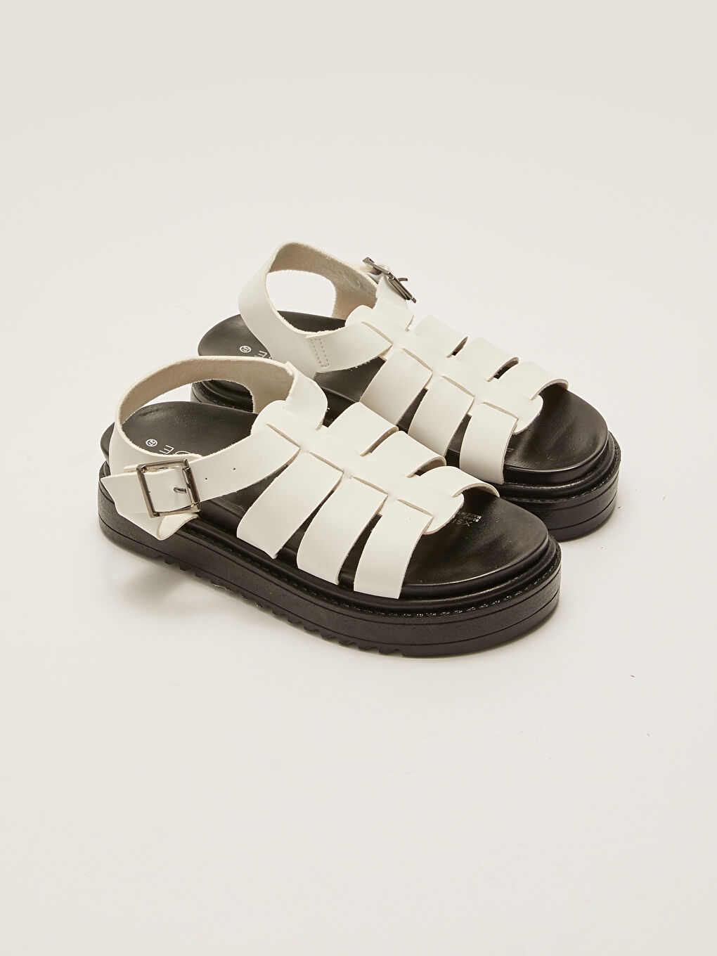 Beyaz Deri Görünümlü Toka Detaylı Kalın Taban Kadın Sandalet