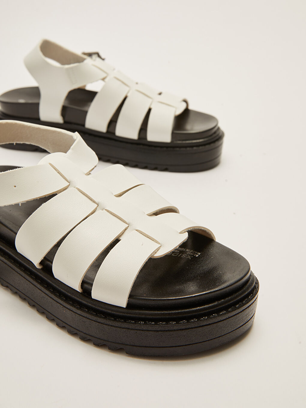 Beyaz Deri Görünümlü Toka Detaylı Kalın Taban Kadın Sandalet-2