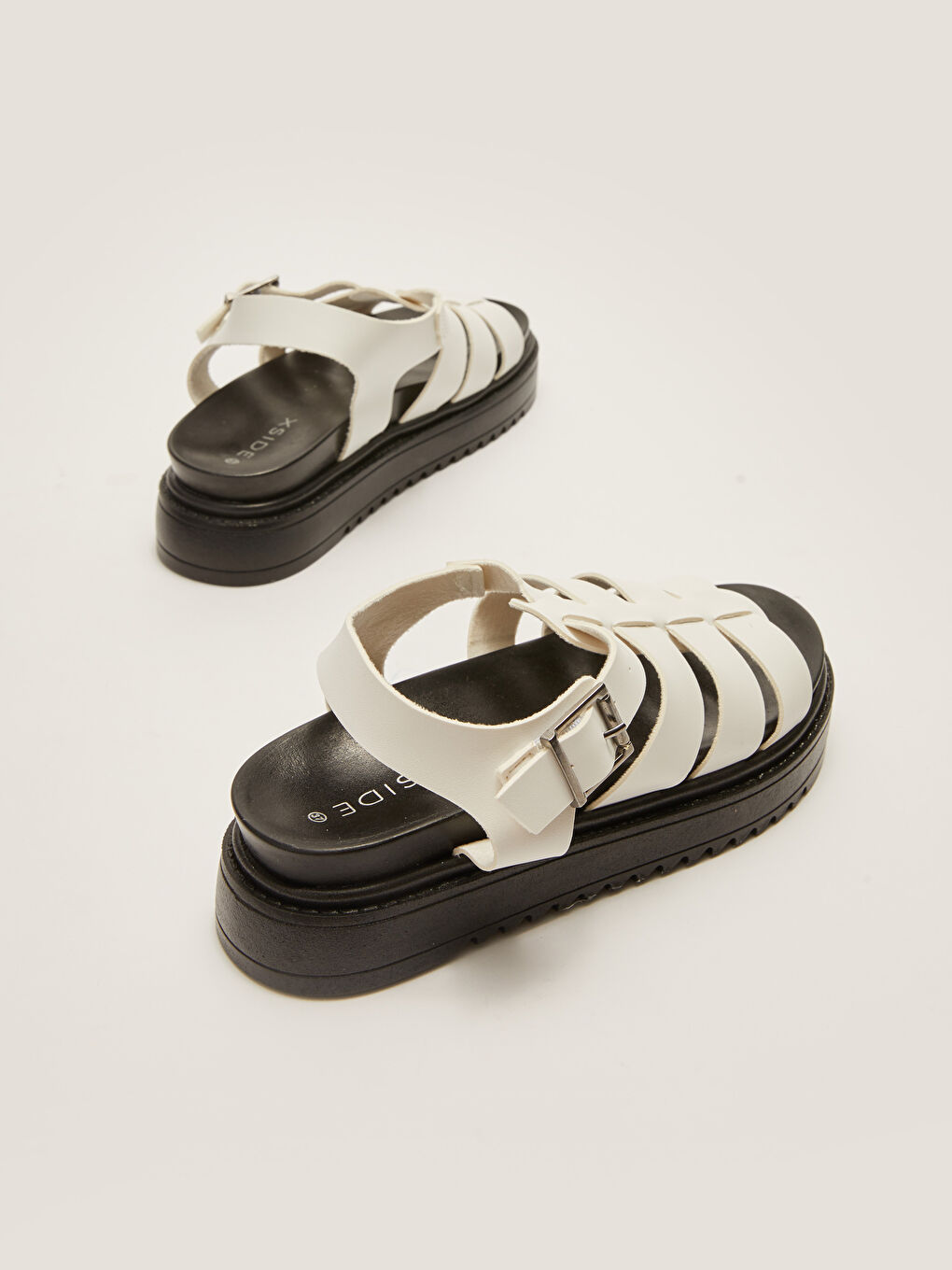 Beyaz Deri Görünümlü Toka Detaylı Kalın Taban Kadın Sandalet-4