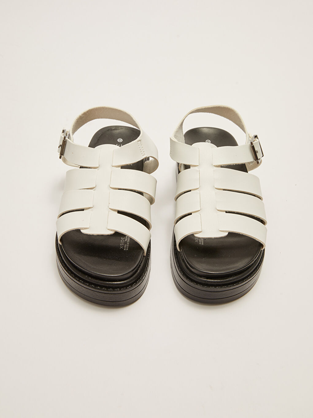 Beyaz Deri Görünümlü Toka Detaylı Kalın Taban Kadın Sandalet-5